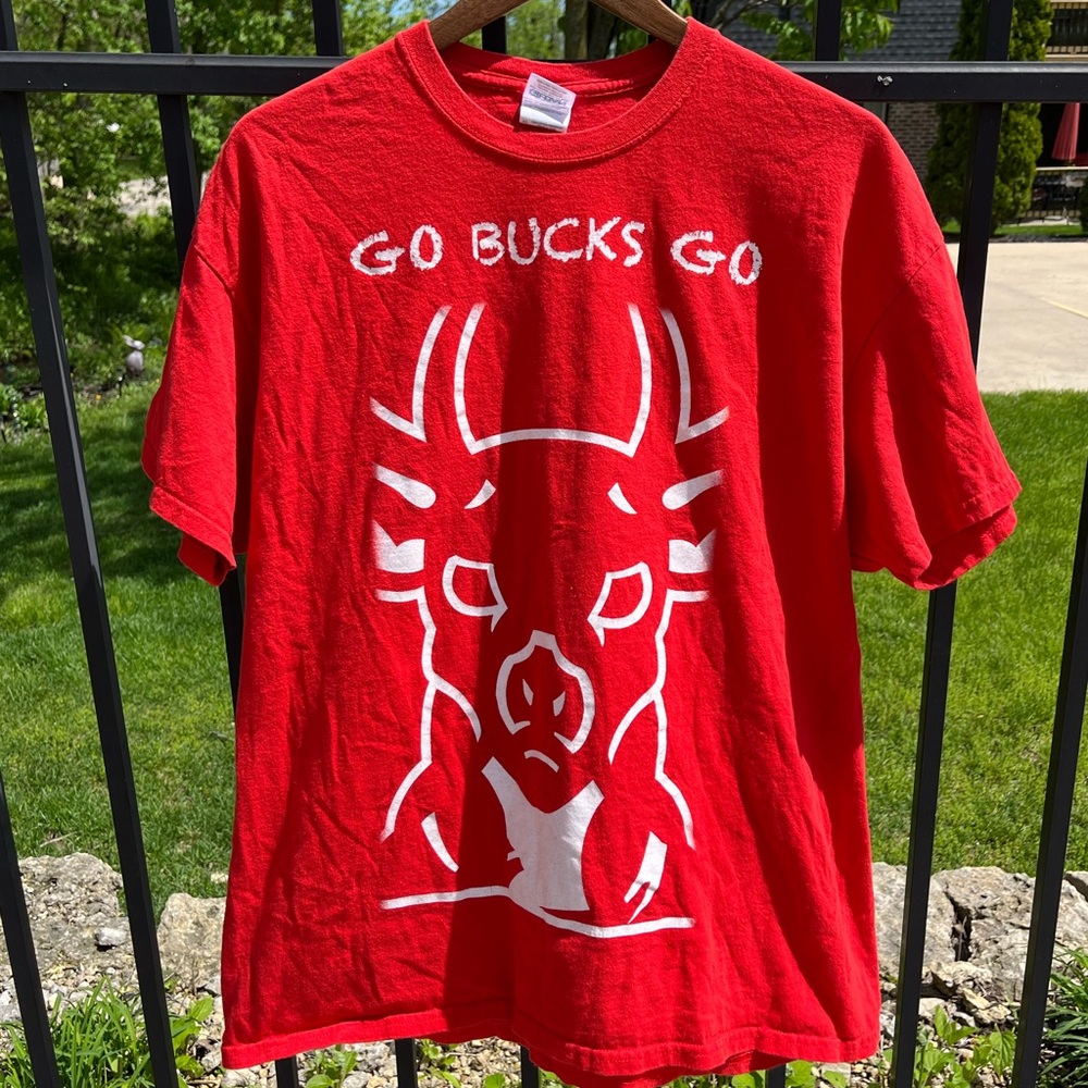 Red Vintage Go Bucks Go T-shirt, Size XL.